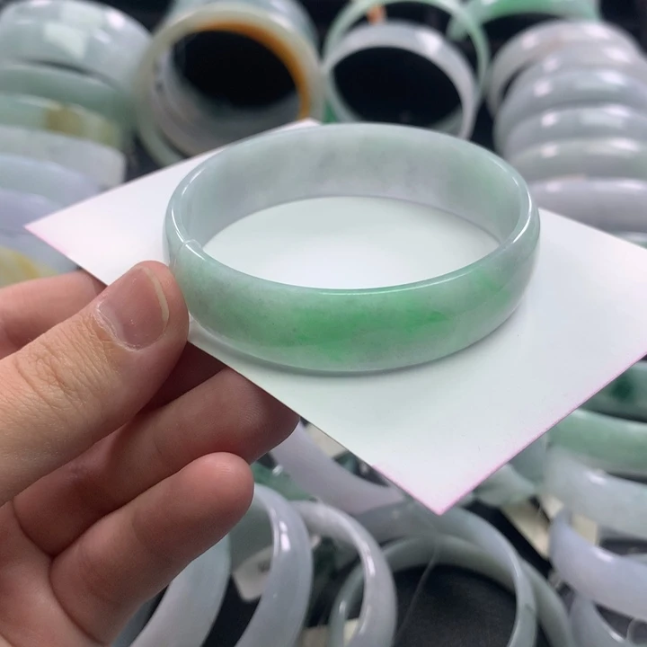 翡翠未镶嵌手镯公主