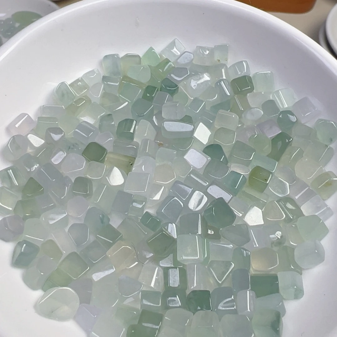 翡翠散珠冰随行切面一颗