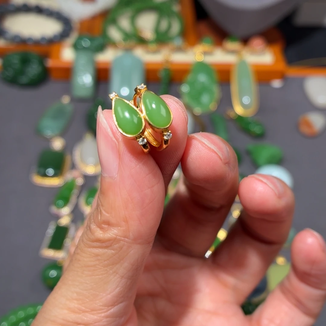 莲****和田玉18K金镶嵌颈饰