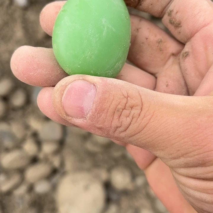 未镶嵌石英质玉车挂