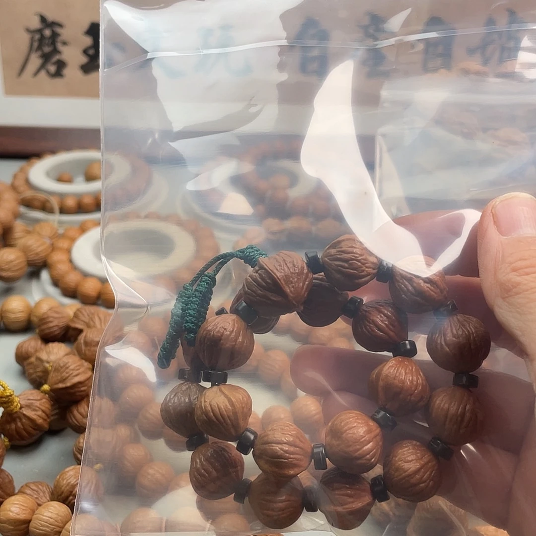 核桃柿***?老树猴头手持灯笼