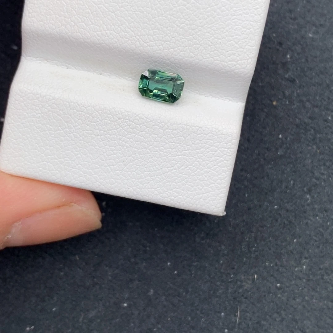 我***笑蓝宝石裸石未镶嵌方0.79ct
