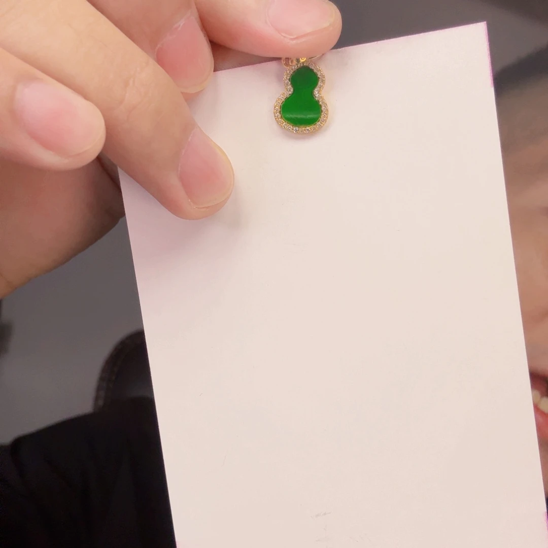 翡翠未镶嵌颈饰一件