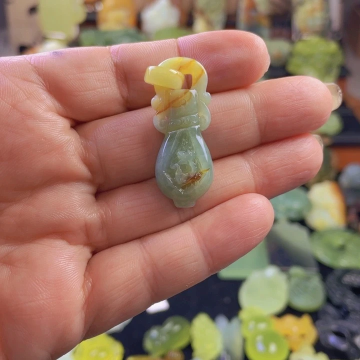 蛇纹石玉颈饰合金