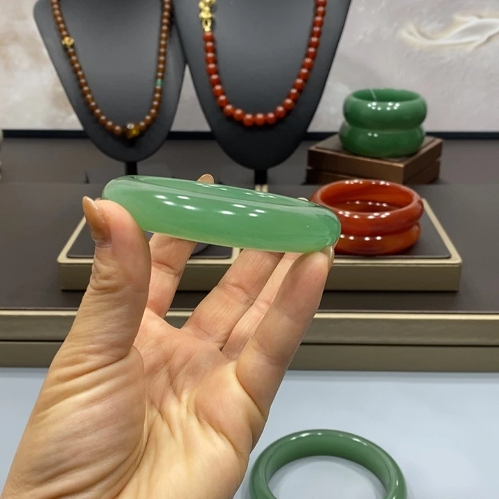 东陵石手镯未镶嵌清**院