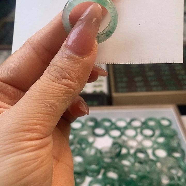 石英质玉（非洲翠）未镶嵌戒圈