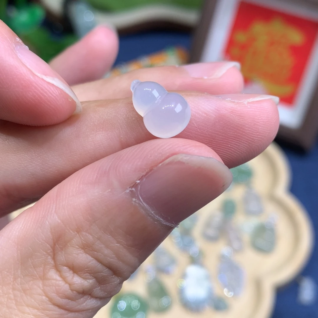 翡翠未镶嵌颈饰葫芦