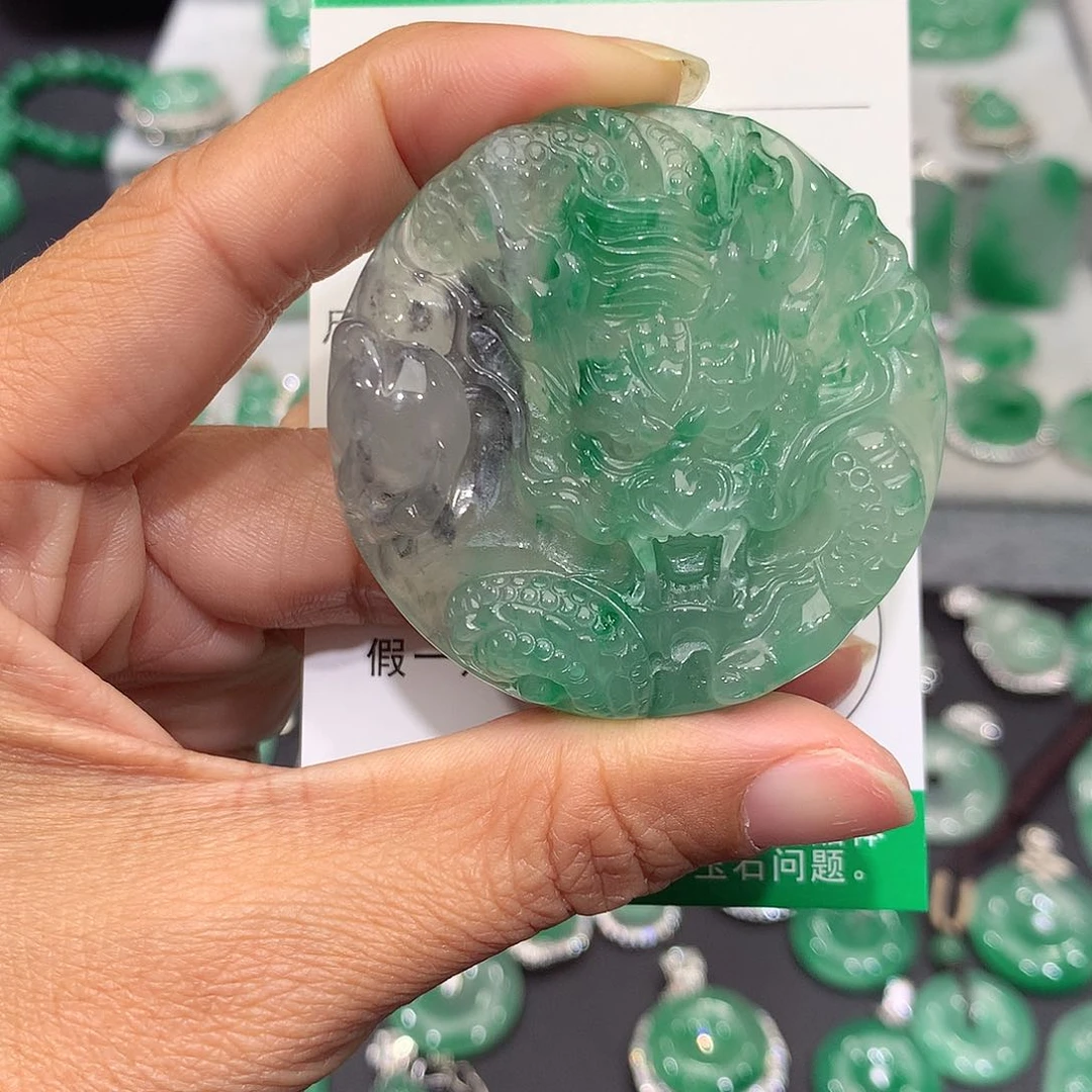 颈饰未镶嵌石英质玉（非洲翠）