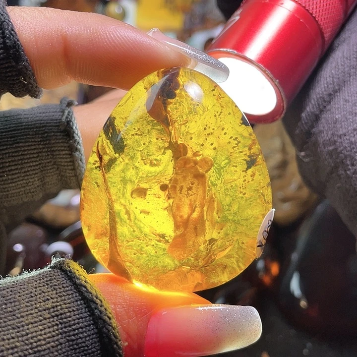 琥珀裸石未镶嵌。