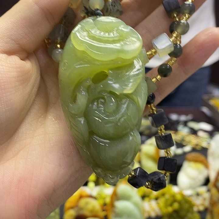 蛇纹石玉未镶嵌颈饰