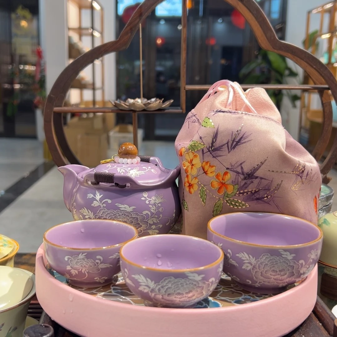 一壶三个小杯，一个大杯搭包包搭小链子