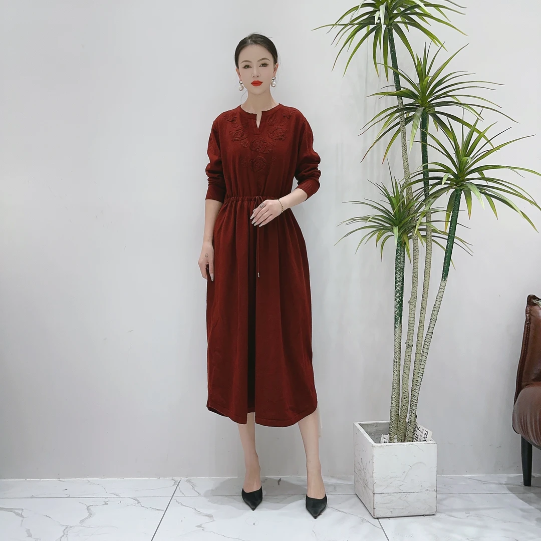 9022酒红色提花气质设计师秋冬长款轻奢针织连衣裙显瘦收腰优雅