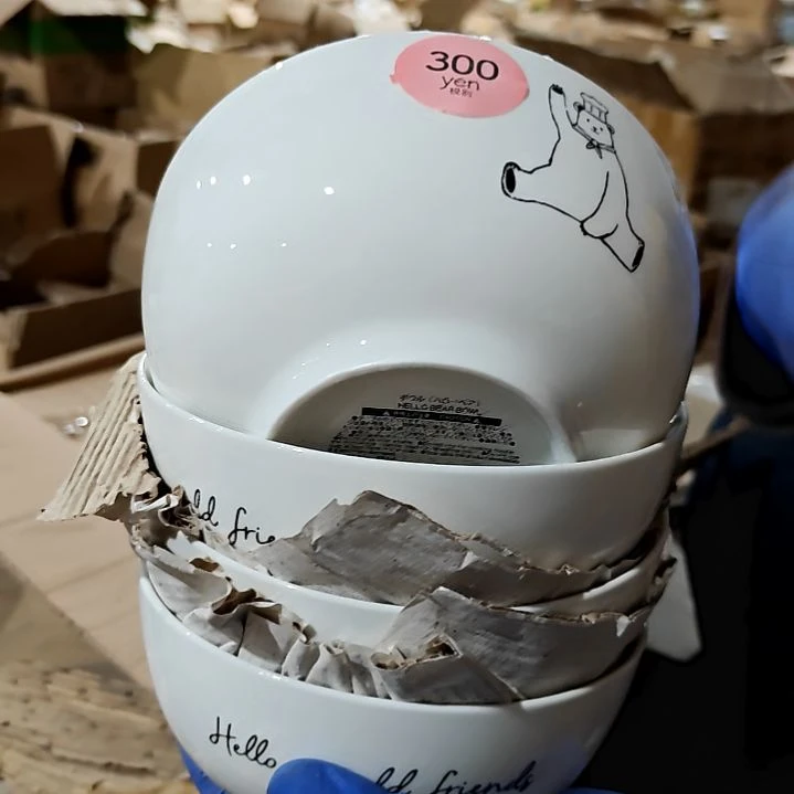 瓷片盘子碗茶壶啥都有