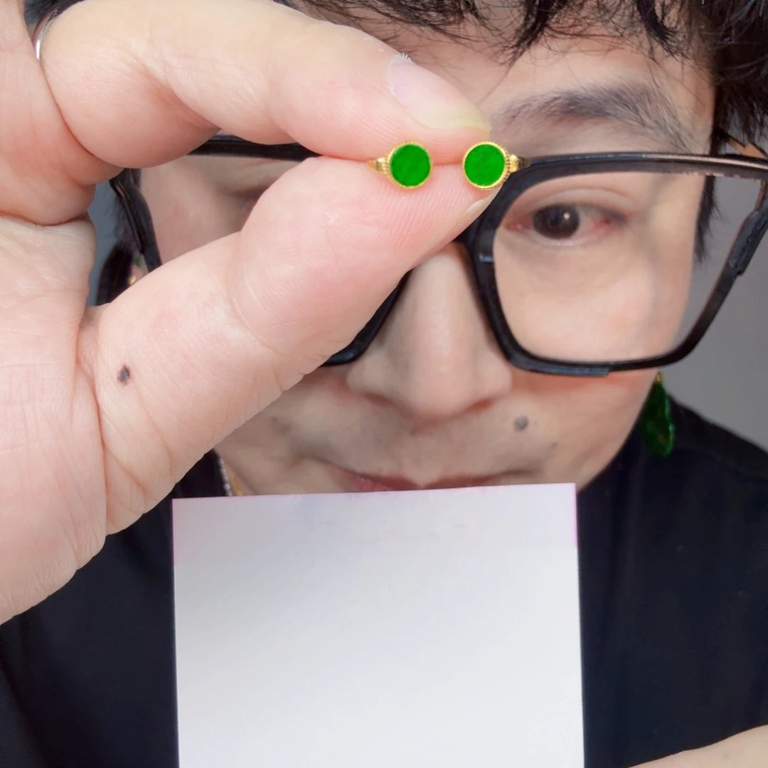 翡翠未镶嵌颈饰一对