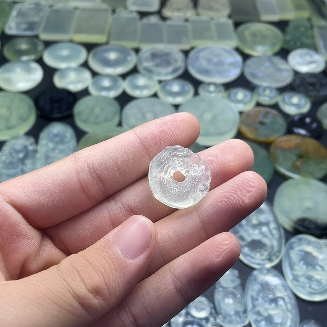 岫玉未镶嵌颈饰龙扣