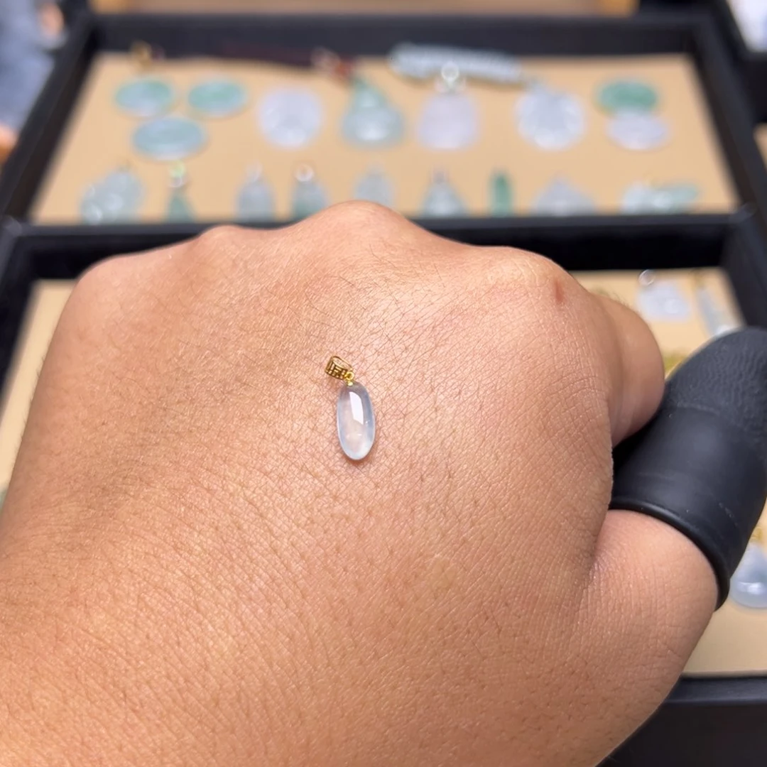 翡翠18K金镶嵌颈饰福瓜