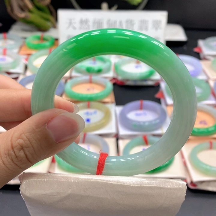 翡翠手镯未镶嵌翡翠