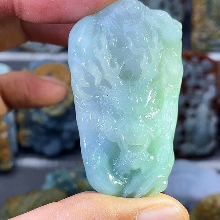 翡翠未镶嵌颈饰龙牌