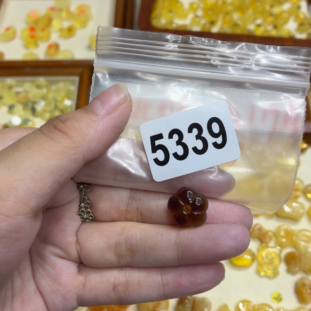 琥珀未镶嵌颈饰我