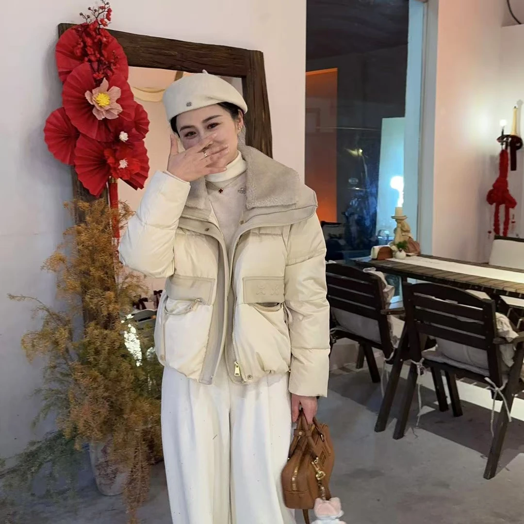 玳妮【毛领调性】冬季毛毛大翻领缎面提花羽绒服气质短款蓬松面包服