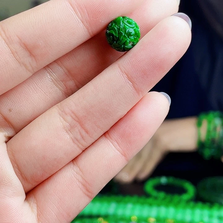 翡翠未镶嵌颈饰多样性