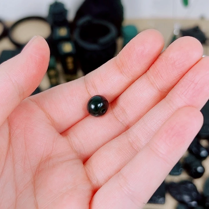 蛇纹石玉未镶嵌颈饰老*?