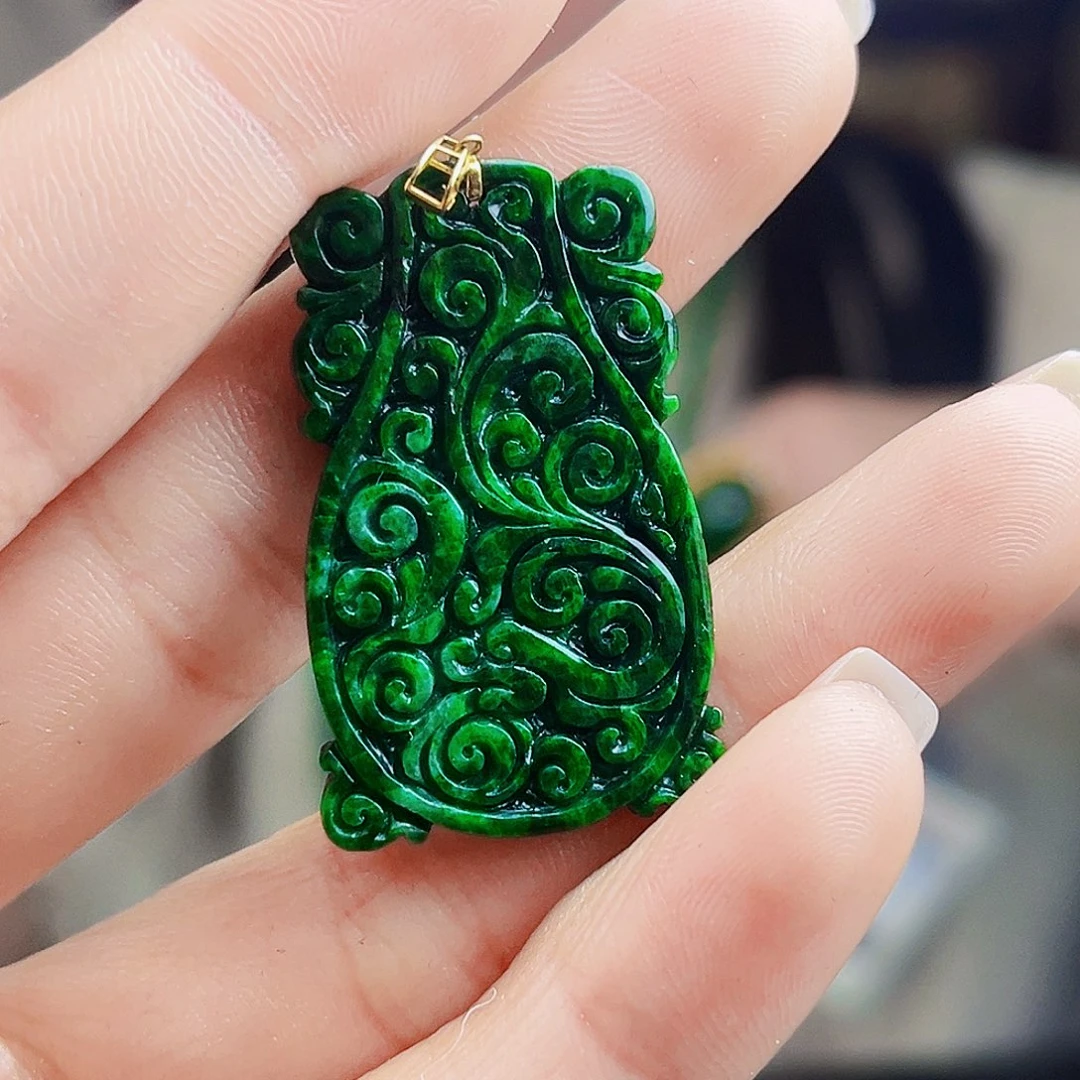 颈饰18K金镶嵌翡翠多样性