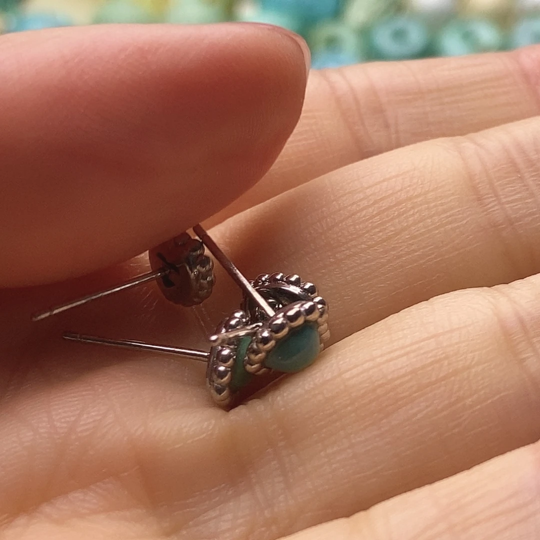 南红玛瑙银S925镶嵌耳钉原矿松石