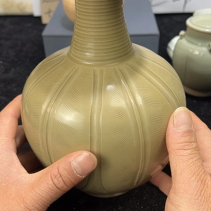 其他陶越窑莲瓣瓶