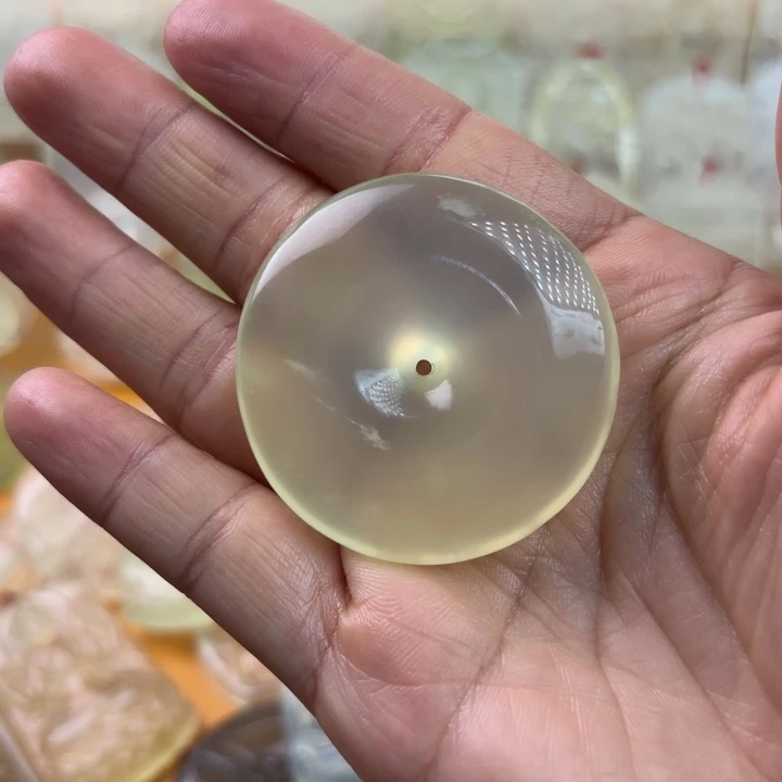 易***阳蛇纹石玉未镶嵌颈饰平安扣