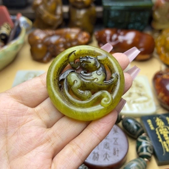 蛇纹石玉未镶嵌颈饰