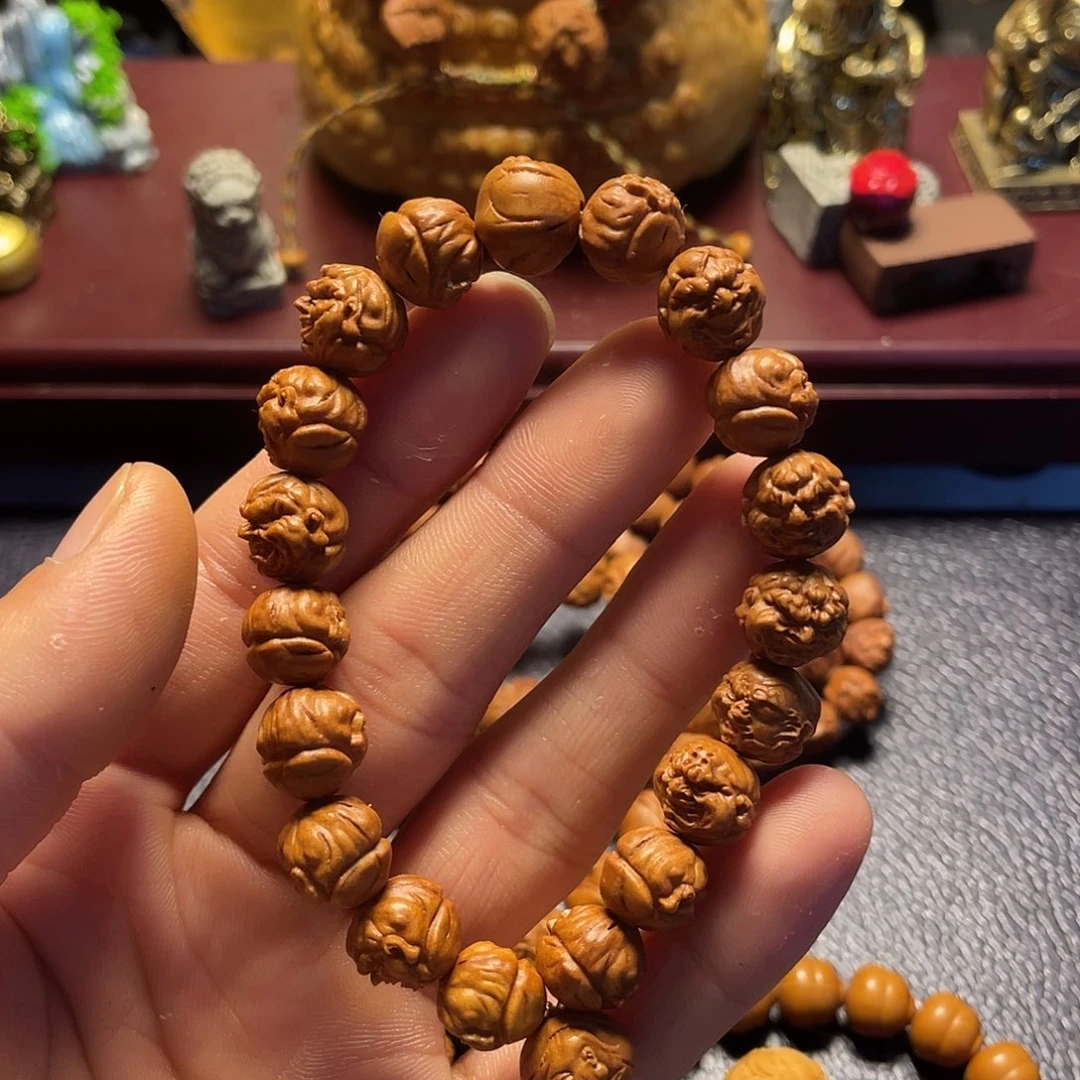 龙纹桃核雕刻硬派恶僧