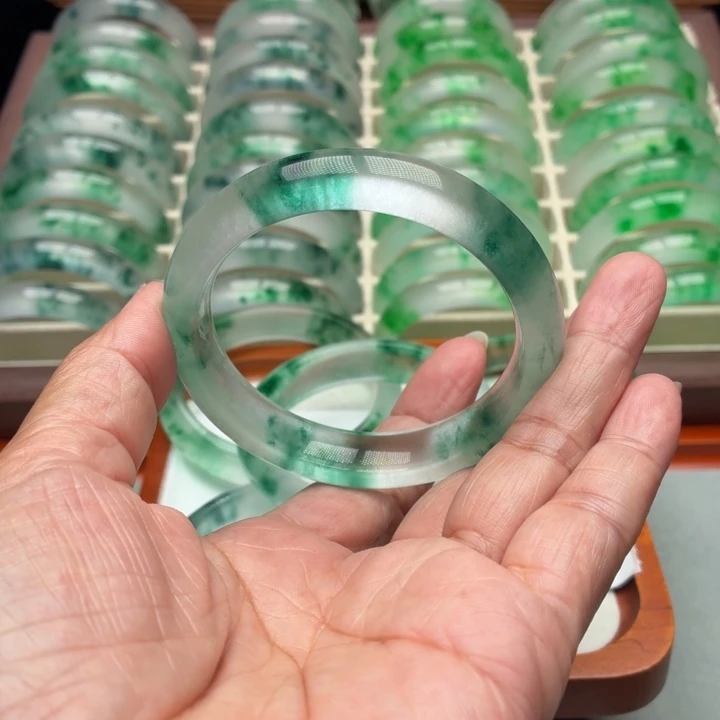 多***妈石英质玉未镶嵌手镯