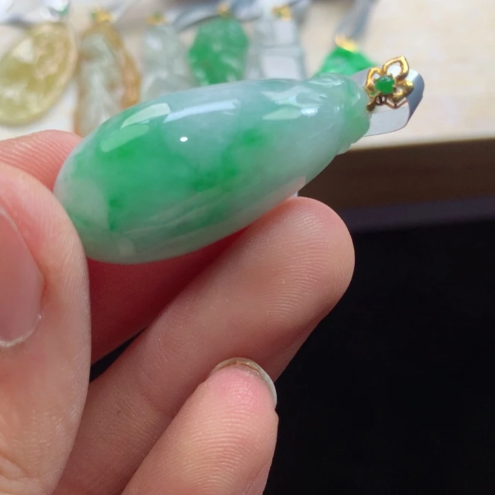 翡翠未镶嵌颈饰吊坠