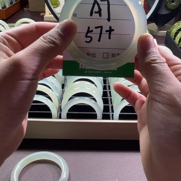 蛇纹石玉手镯未镶嵌芒****掉