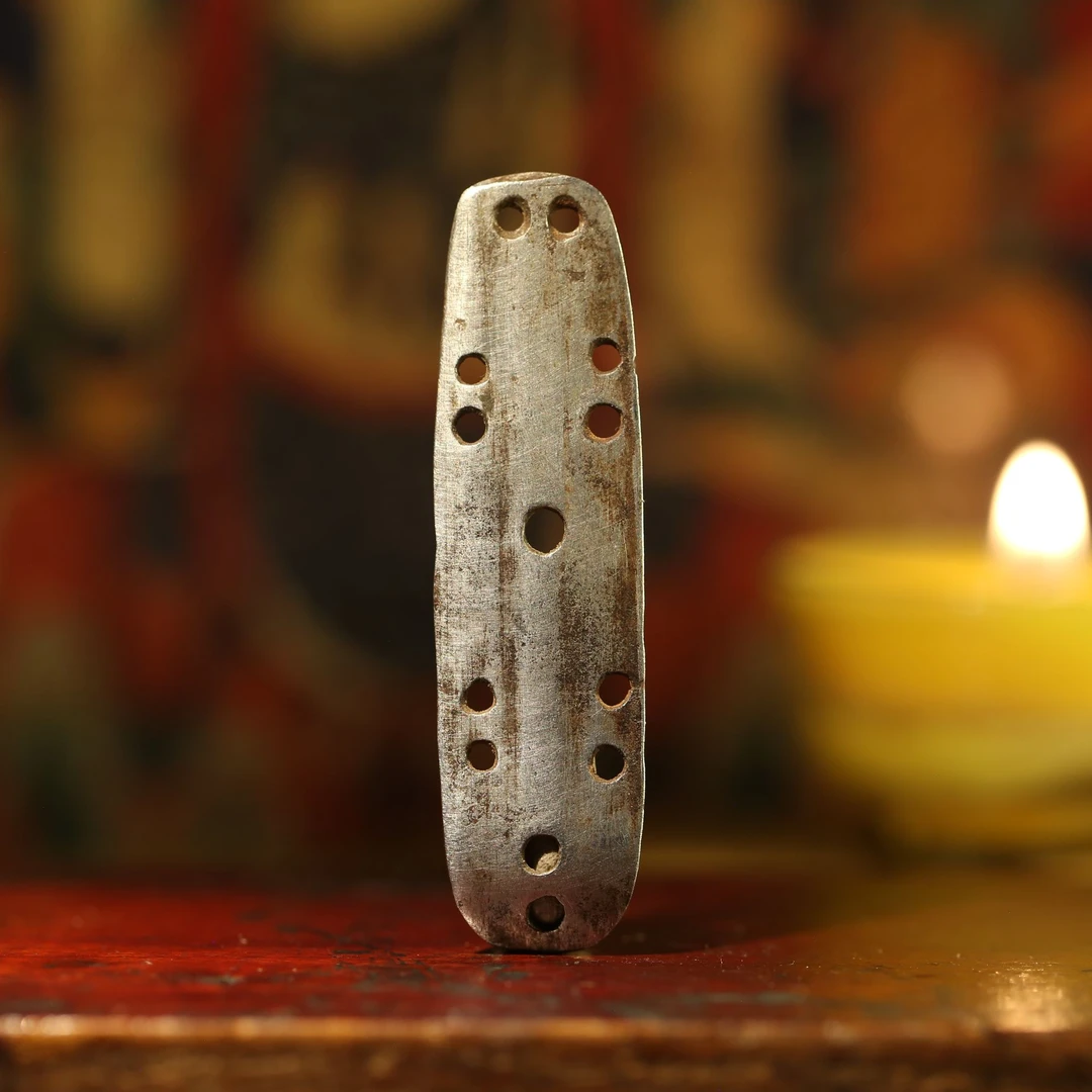 西藏传世古代盔甲片 【随机发货介意勿拍】