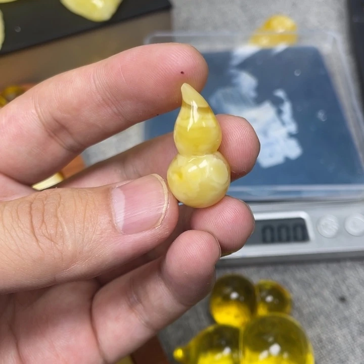 愈****琥珀未镶嵌珠宝奇石