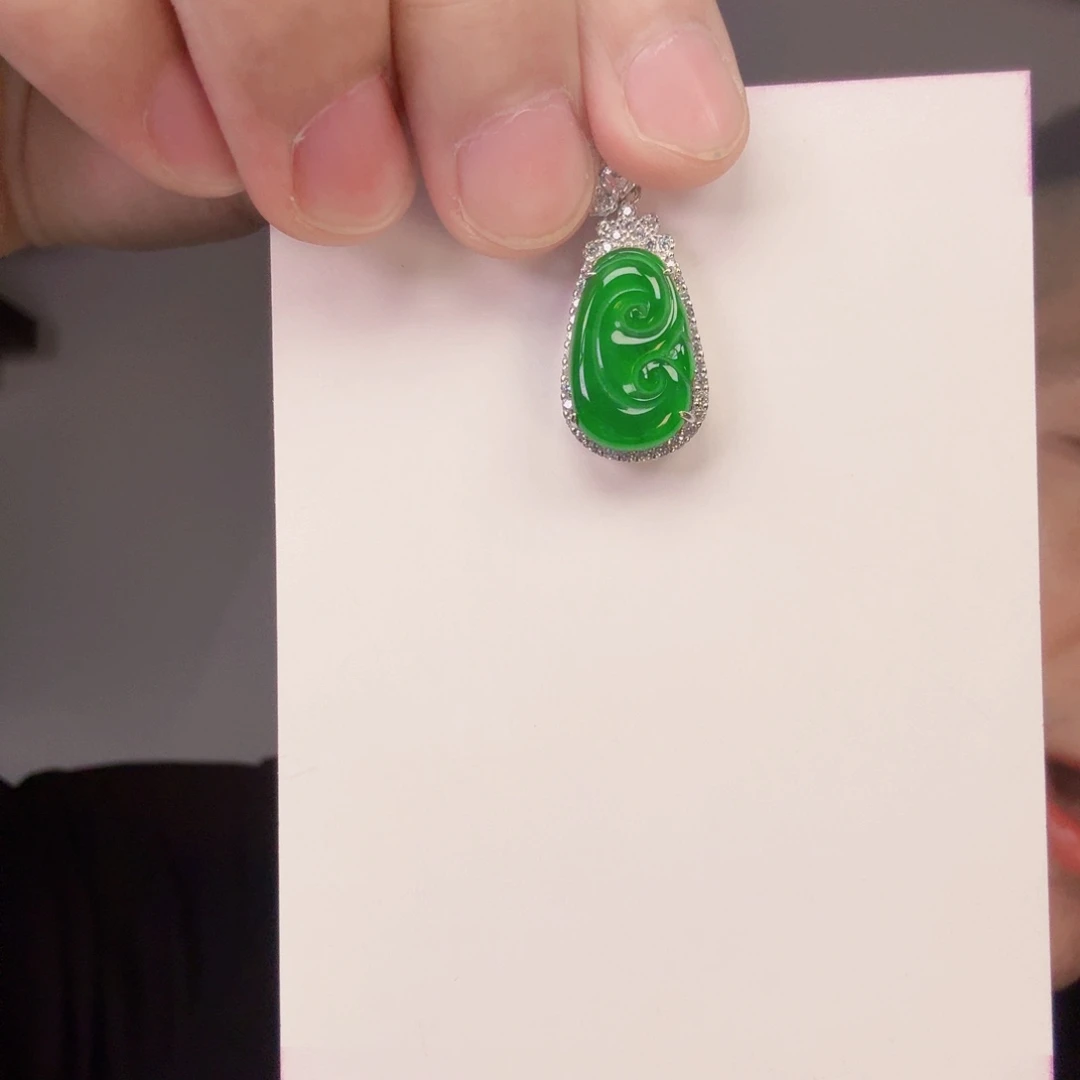 翡翠未镶嵌颈饰一件