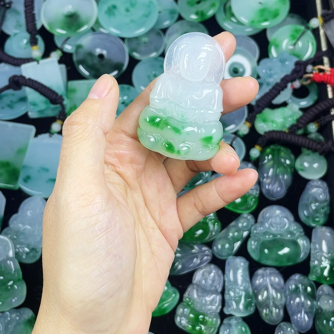 翡翠未镶嵌颈饰瑕疵