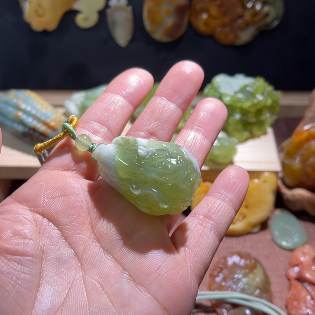 平***意蛇纹石玉未镶嵌颈饰