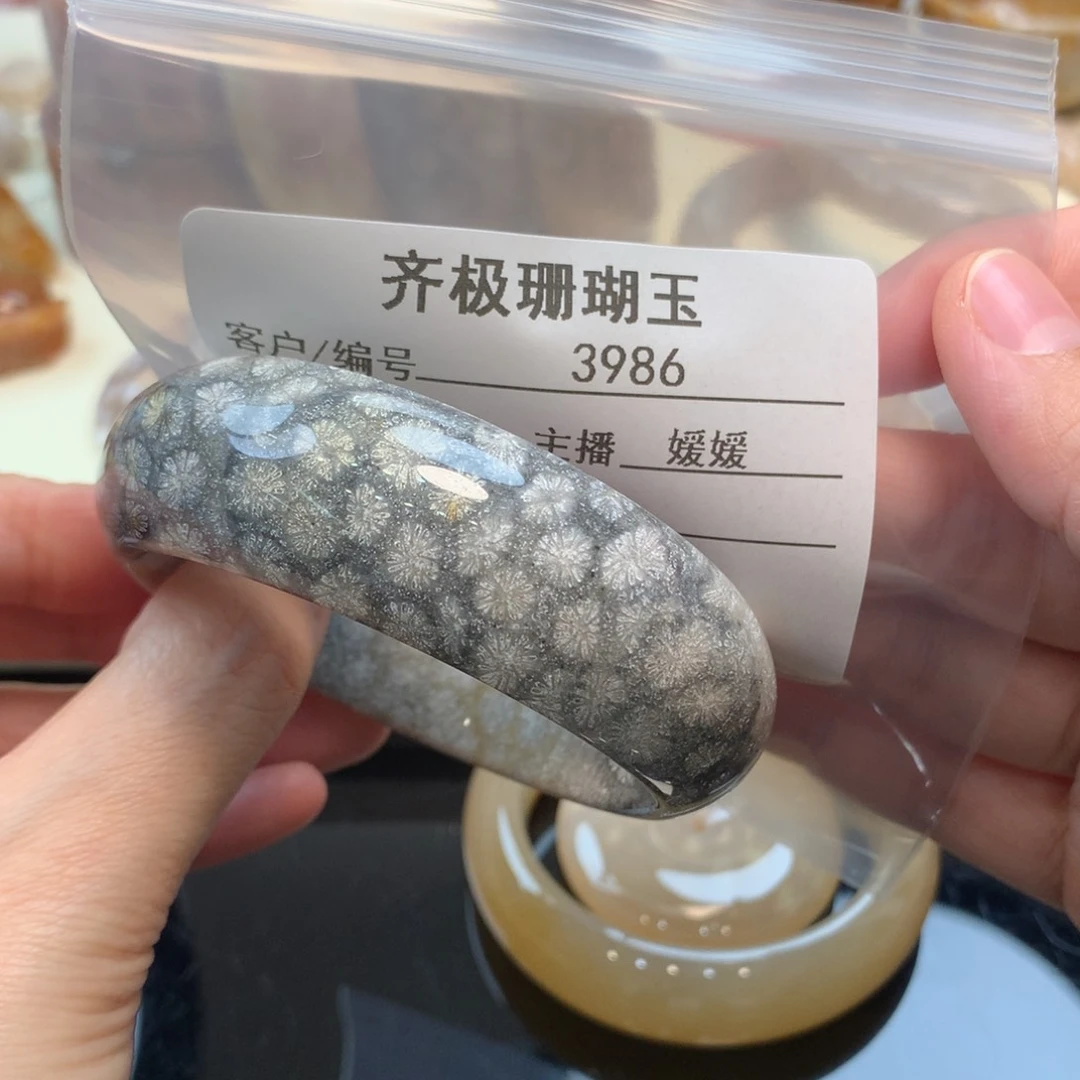 硅化珊瑚（珊瑚玉）手镯未镶嵌当***袭