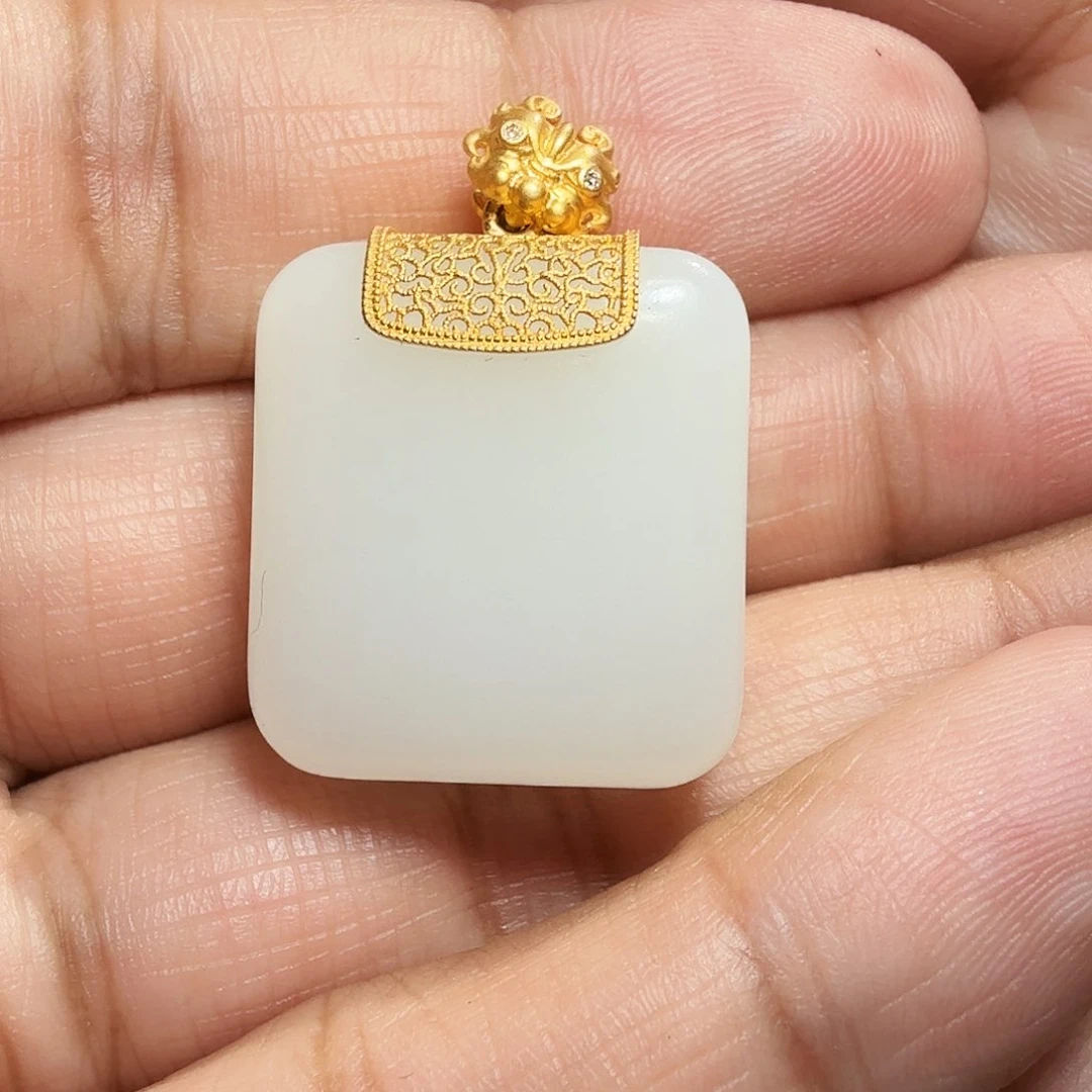 和田玉吊坠18K金镶嵌我***钱狮子头方块