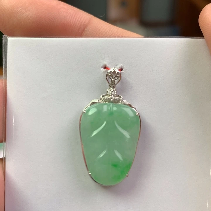 翡翠18K金镶嵌颈饰翡翠吊坠