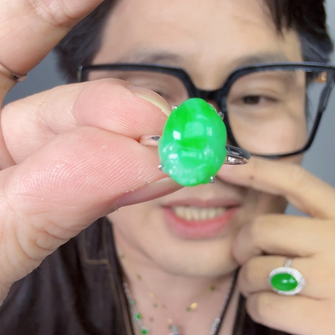 翡翠未镶嵌颈饰一件