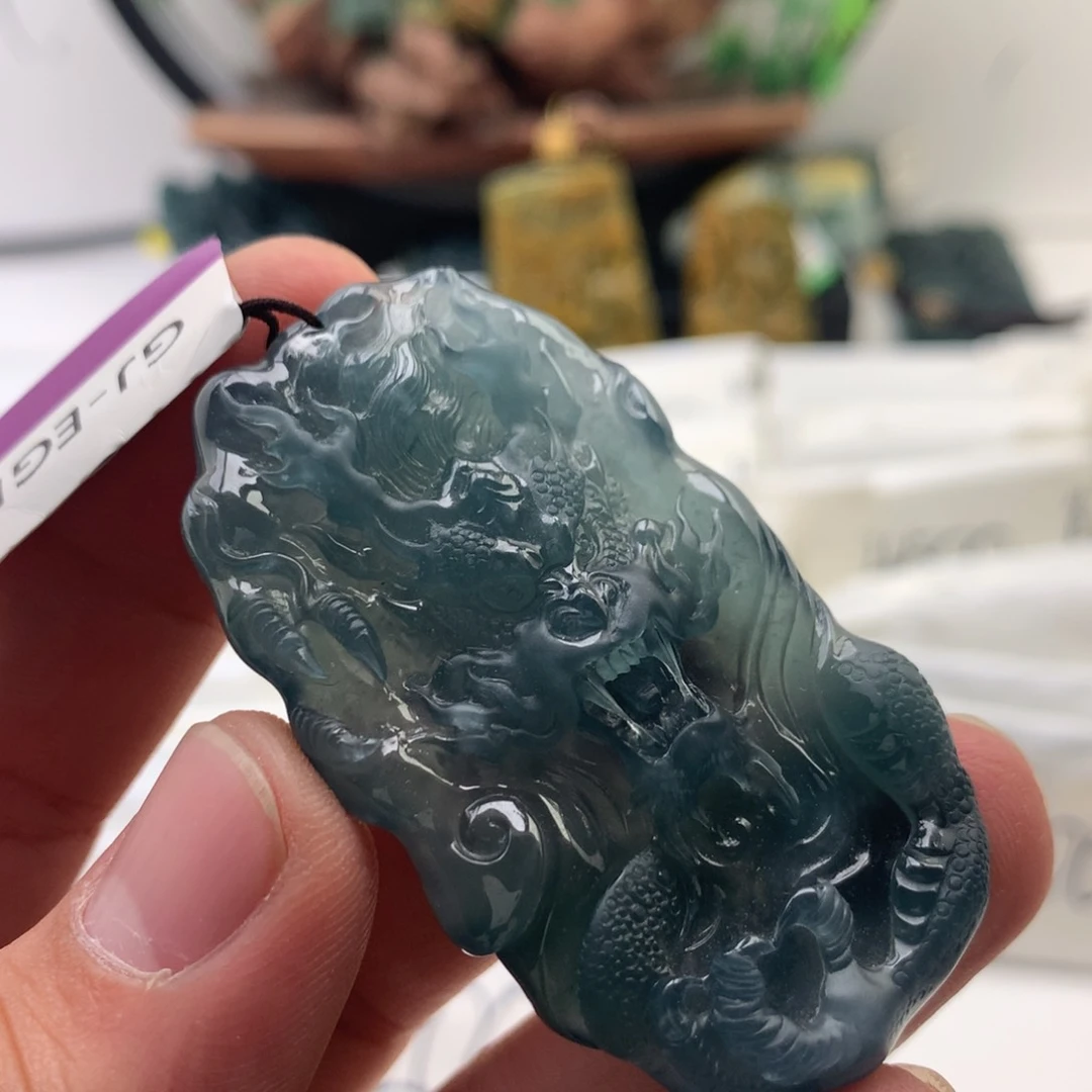 颈饰未镶嵌翡翠龙牌