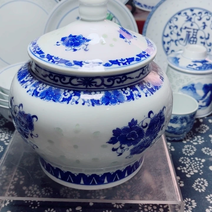 青花玲珑牡丹花罐子