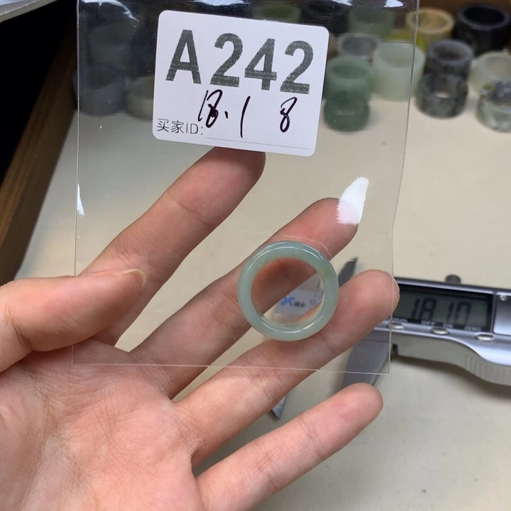 肥***桃蛇纹石玉合金天然岫玉戒指戒圈