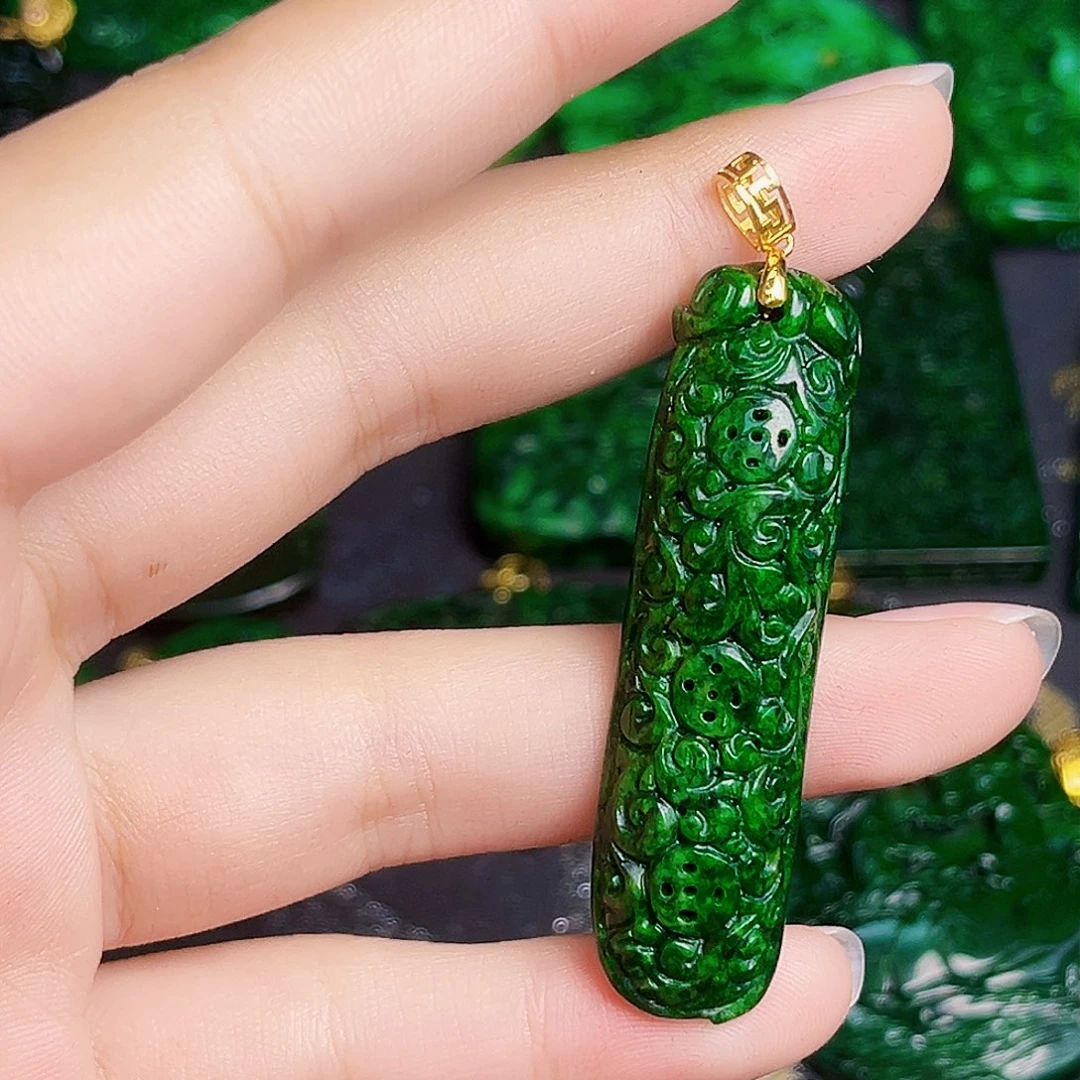 颈饰18K金镶嵌翡翠多样性