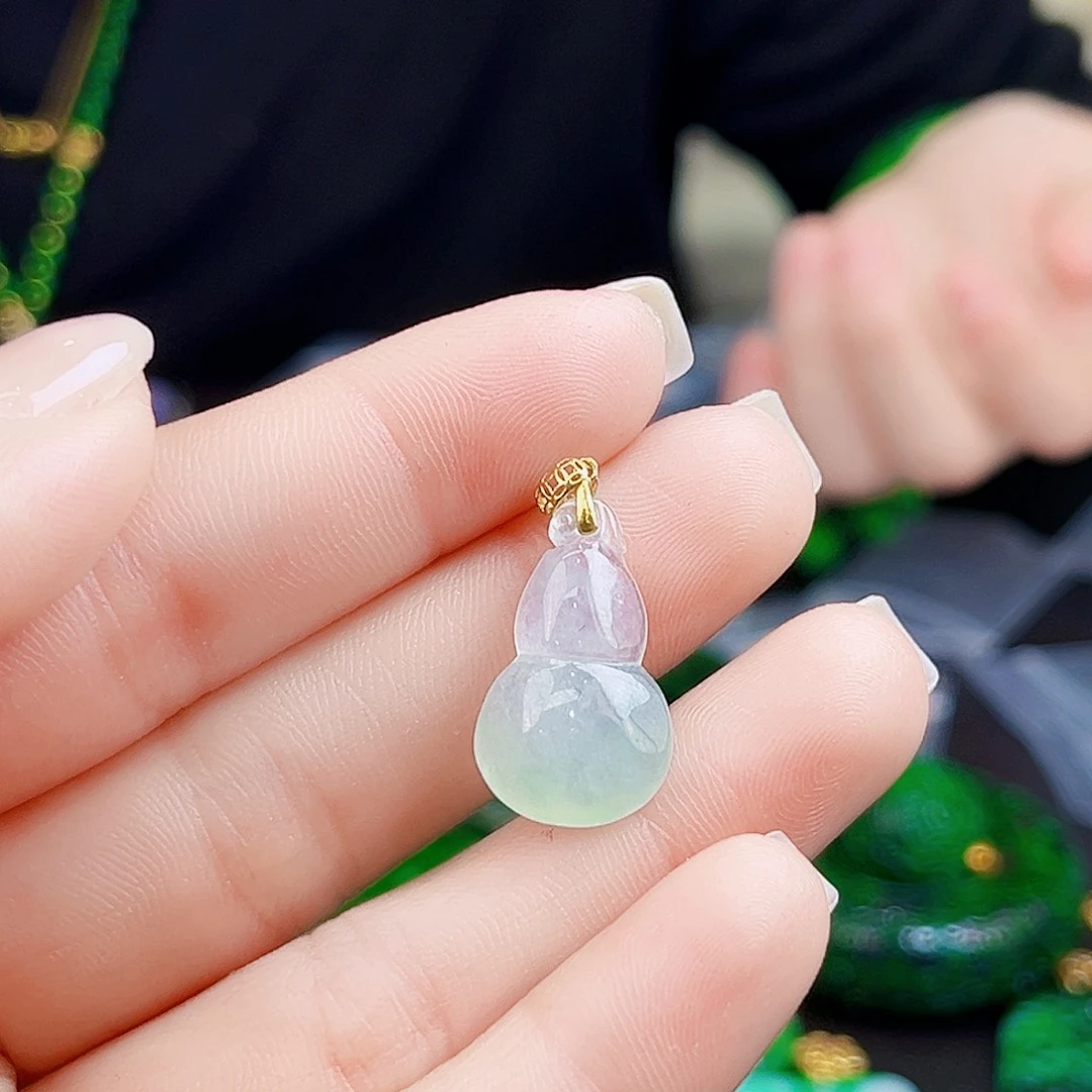 颈饰18K金镶嵌翡翠多样性