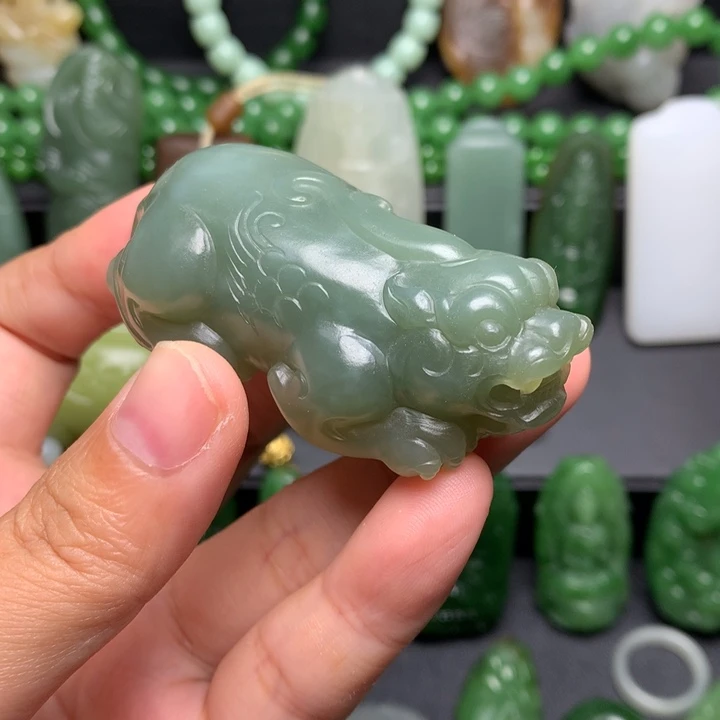 小***生颈饰未镶嵌和田玉